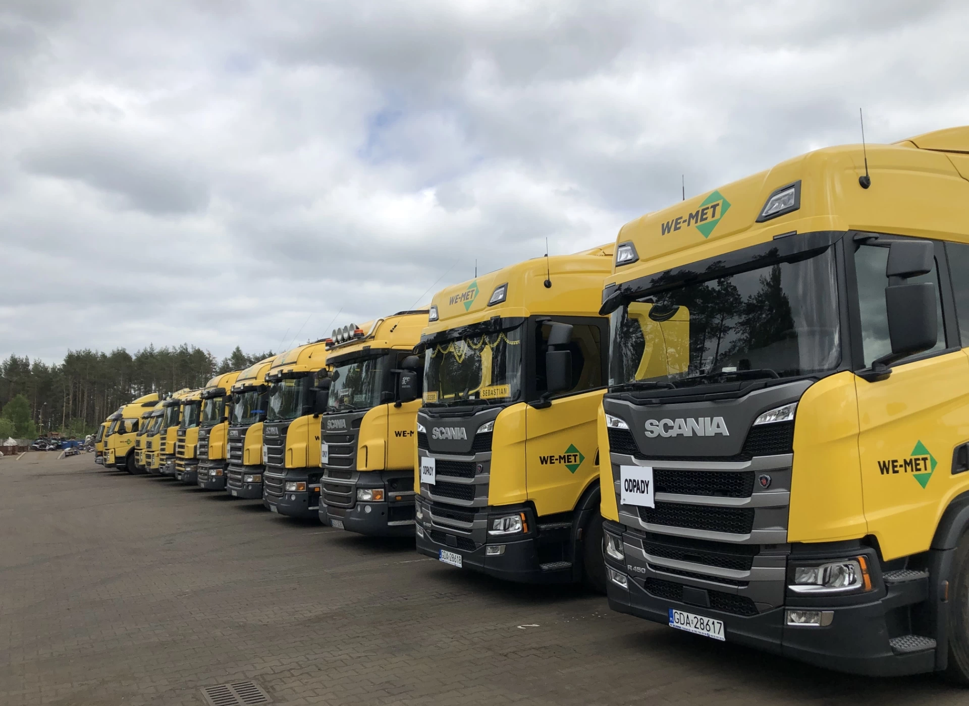 flota żółtych ciężarówek